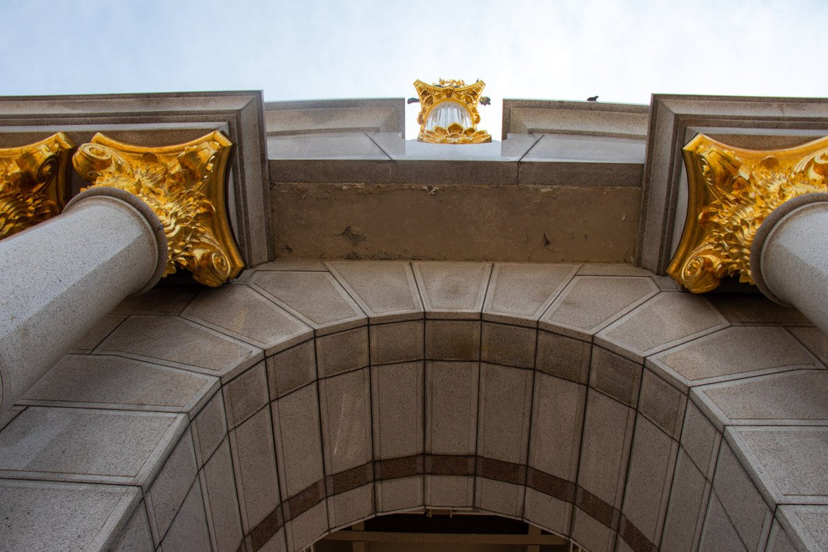 Для того, чтобы отмыть памятник, активисты используют специальную пожарную технику Для того, чтобы отмыть памятник, активисты используют специальную пожарную технику