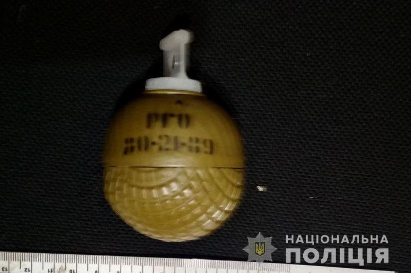 В Борисполе мужчина гулял по городу с гранатой 