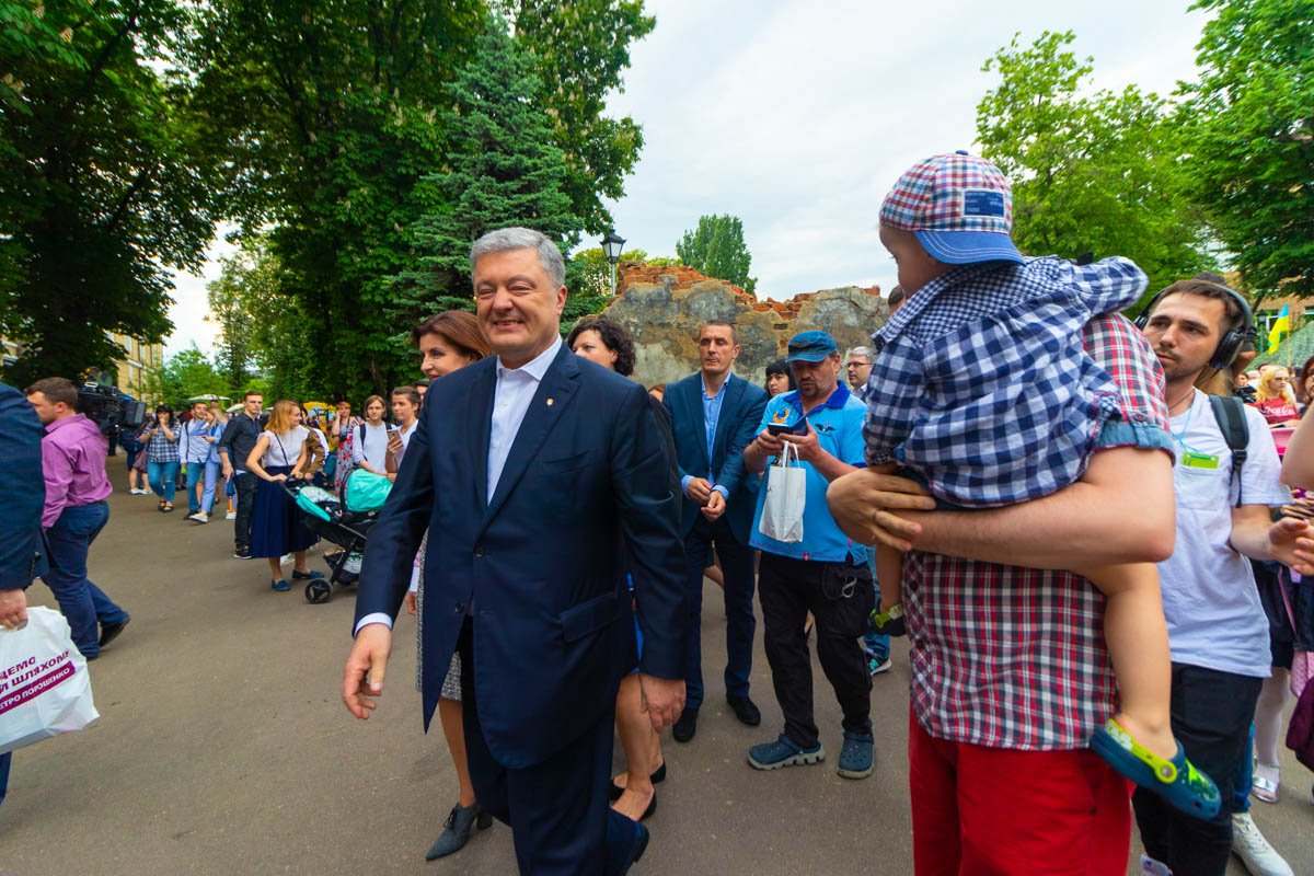 Экс-президент пополнил домашнюю библиотеку новыми книгами и поделился с прессой планами на будущее