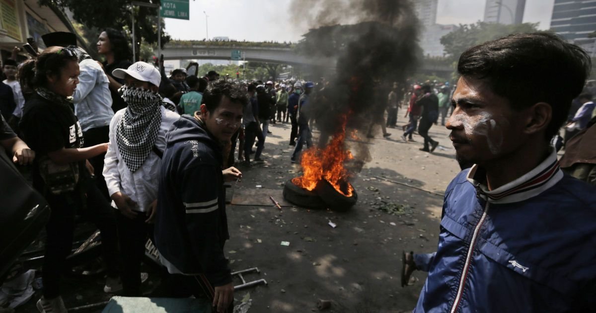 Шесть человек погибли в протестах после выборов в Индонезии Шесть человек погибли в протестах после выборов в Индонезии
