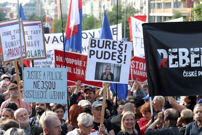 В Праге на протесты вышли 50 тысяч людей В Праге на протесты вышли 50 тысяч людей