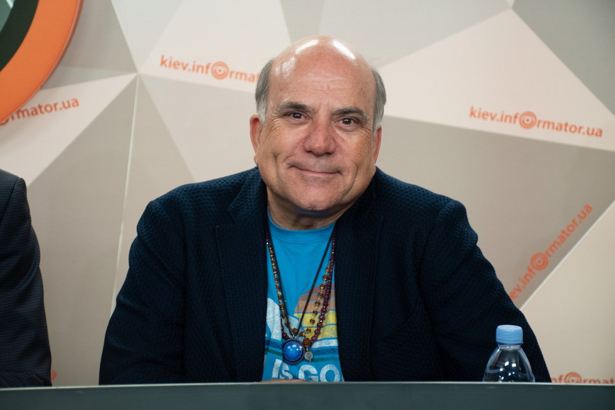 Знаменитый гипнотерапевт и писатель, маркетолог и эксперт по закону притяжения Джо Витале