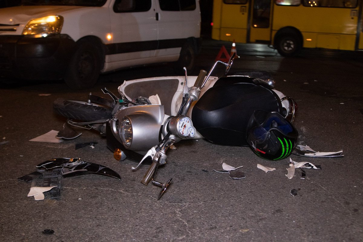 На Троещине подросток на мопеде попал под колеса Citroen 