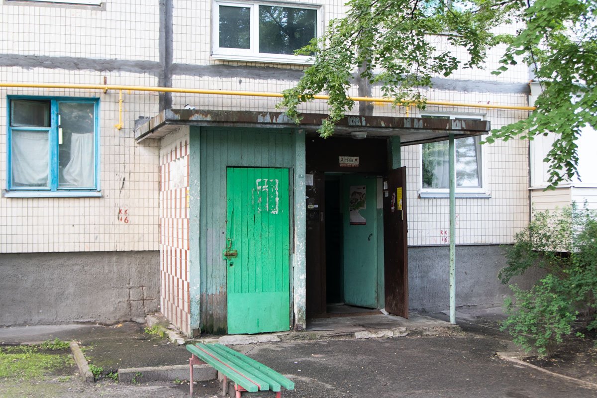 В Дарницком районе в многоэтажке нашли мертвого мужчину В Дарницком районе в многоэтажке нашли мертвого мужчину