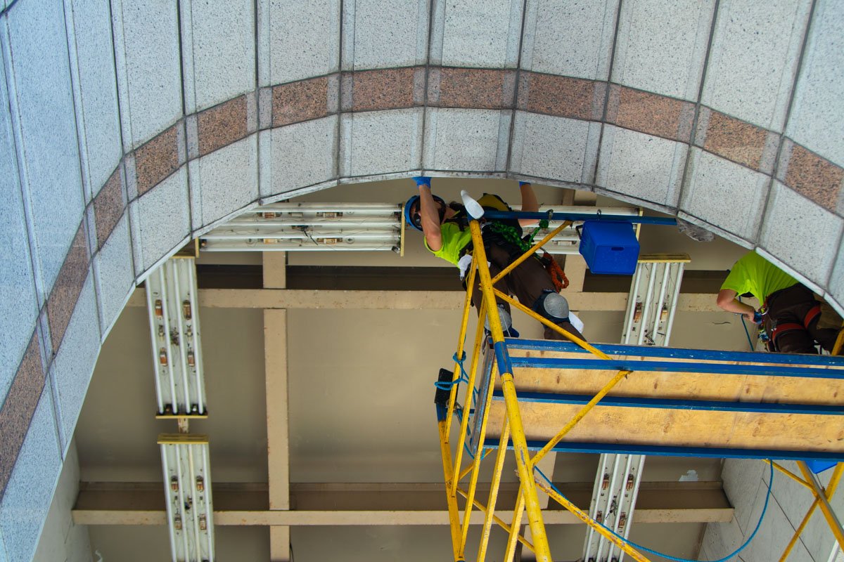 =Клининговая компания при помощи спецтехники очистила от грязи, пыли, следов птиц и нецензурных надписей главную стелу столицы Клининговая компания при помощи спецтехники очистила от грязи, пыли, следов птиц и нецензурных надписей главную стелу столицы