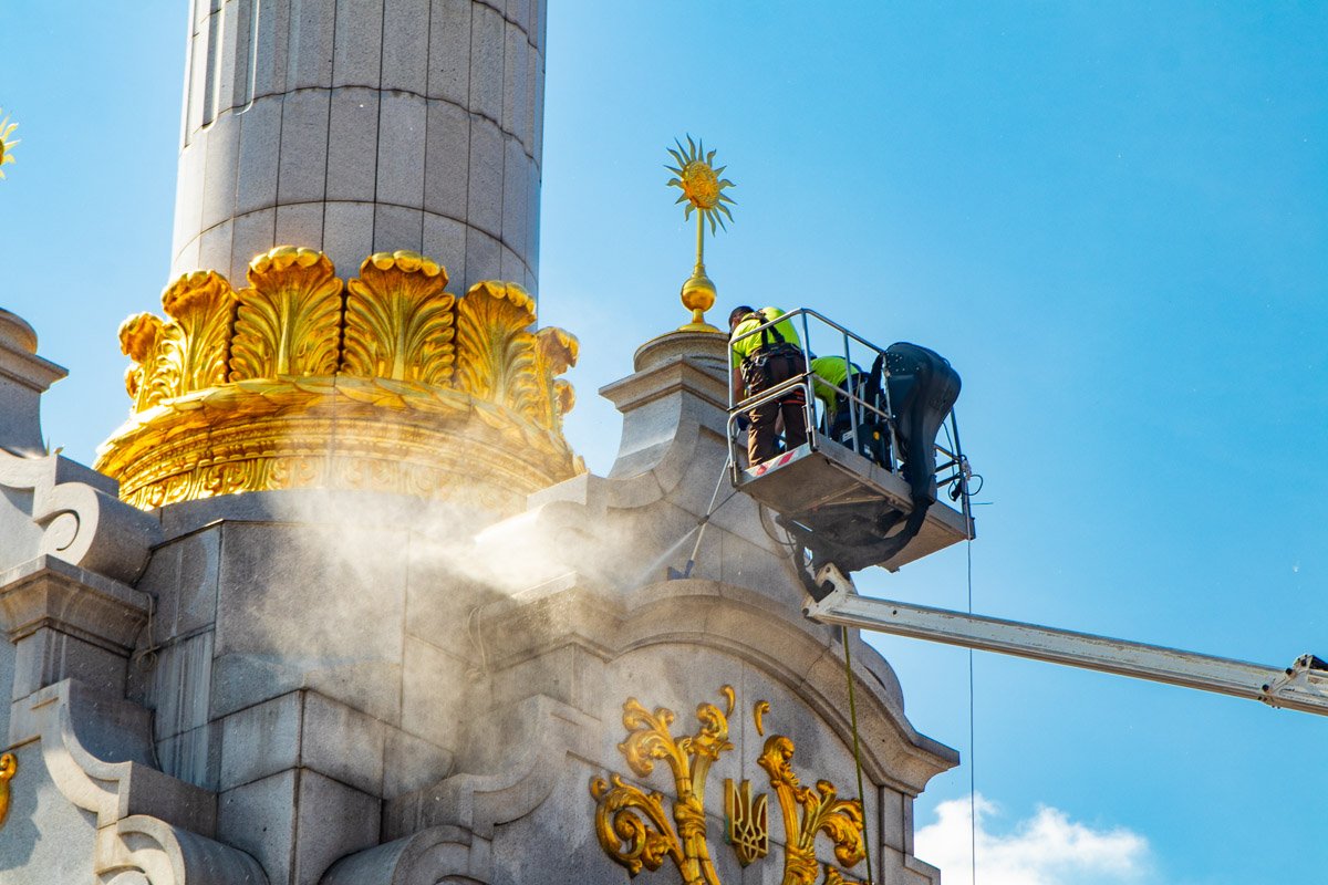 Позолоченные вставки отмывали чистой водой, чтобы не содрать покрытие Позолоченные вставки отмывали чистой водой, чтобы не содрать покрытие