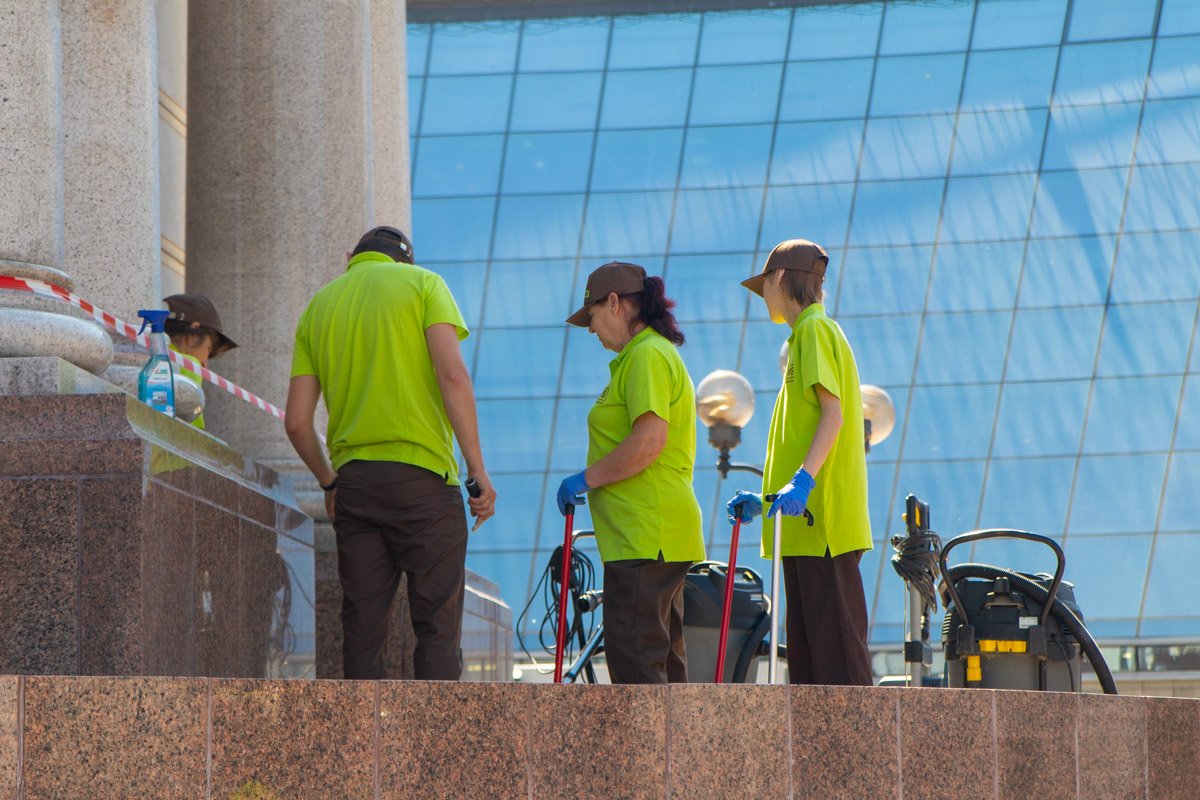 Для очистки постамента использовали специальные моющие средства, которые не вредят камню Для очистки постамента использовали специальные моющие средства, которые не вредят камню