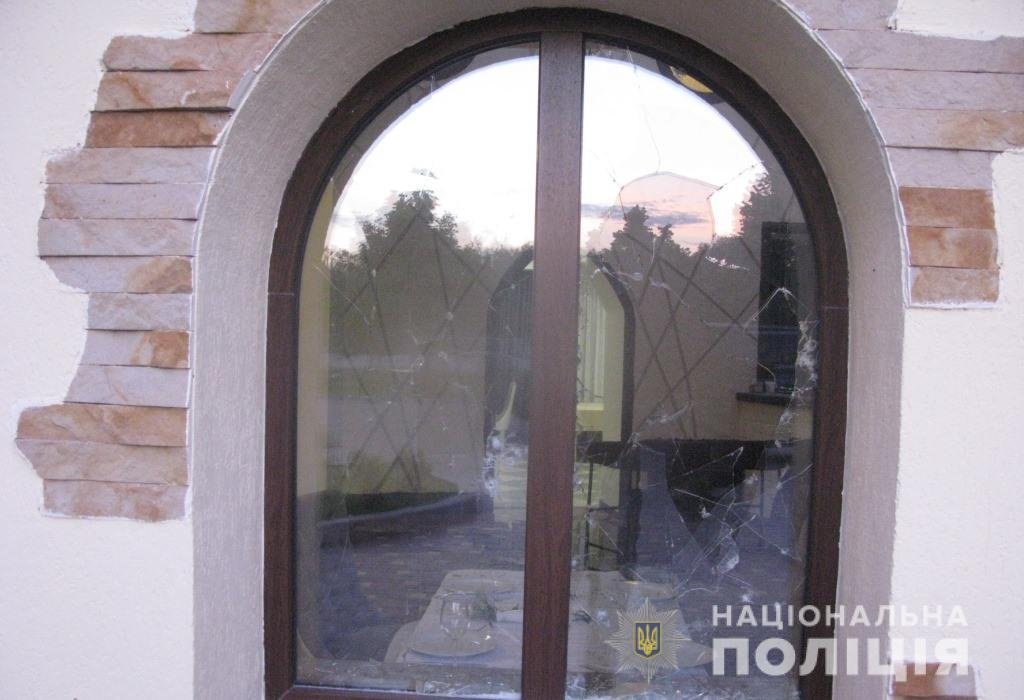 Двое неизвестных разбили окно и бросили гранату во внутрь ресторана