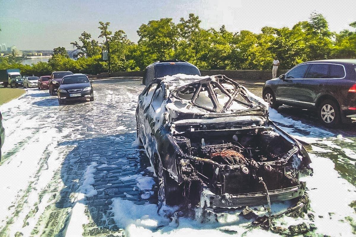 На Владимирском спуске загорелся автомобиль