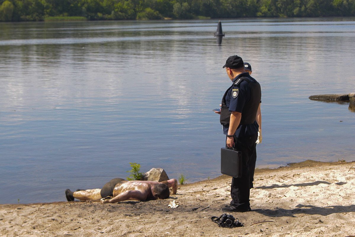 На умершем было лишь нижнее белье и носки На умершем было лишь нижнее белье и носки