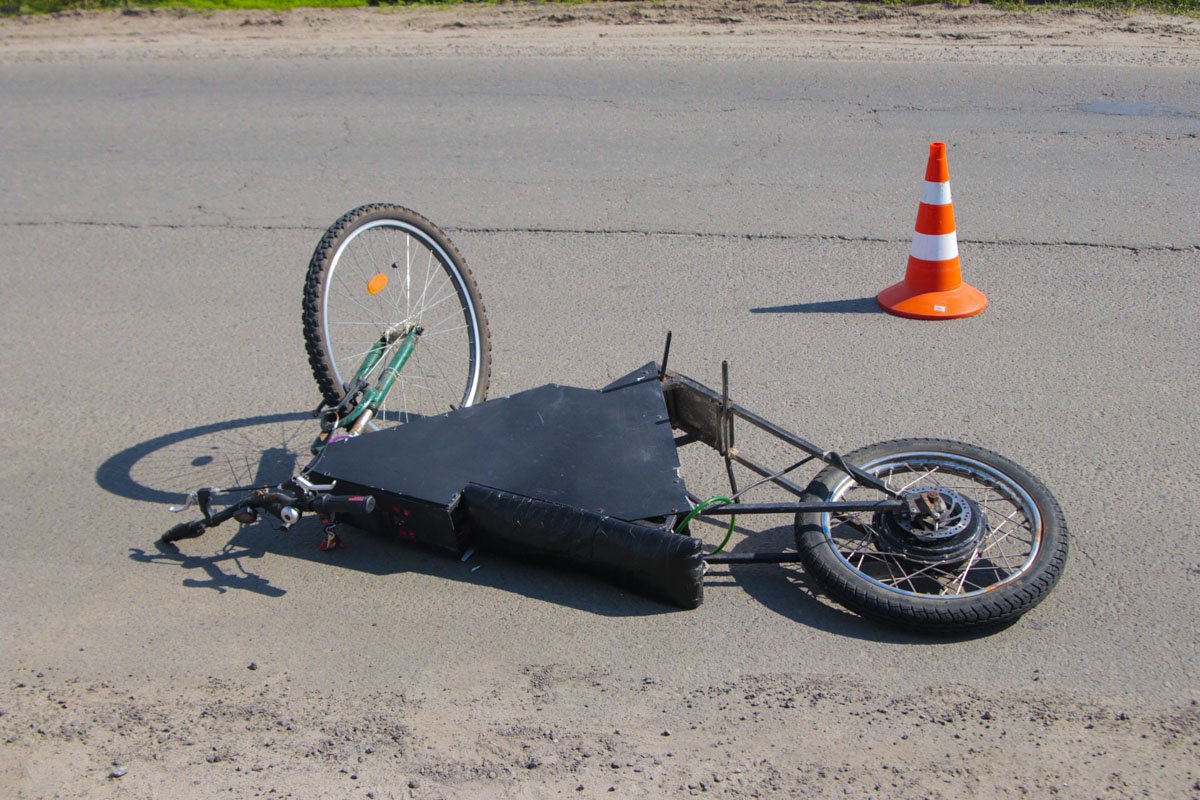 В Киеве на Осокорках подросток на самодельном мопеде врезался в Renault