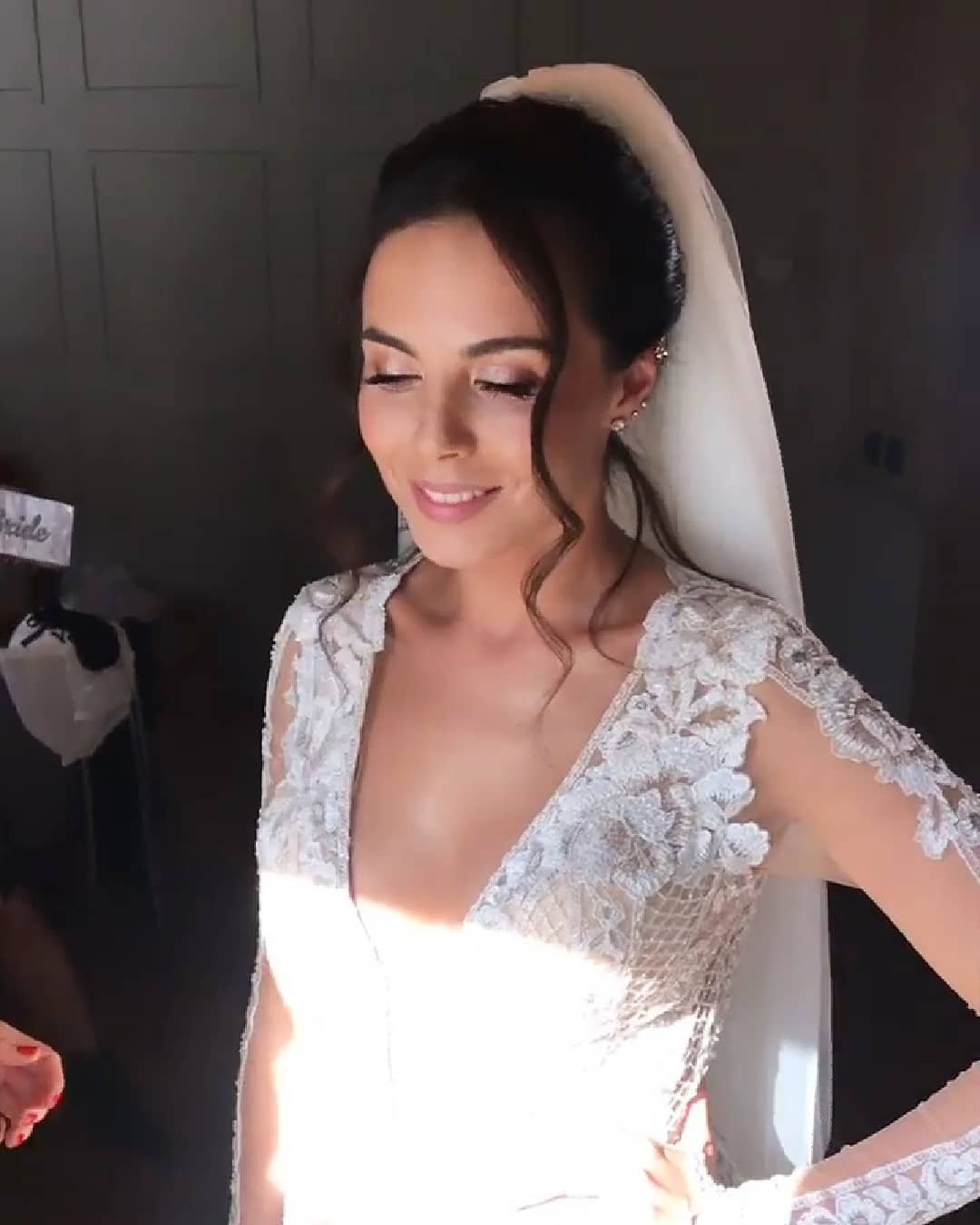 Настя Каменских выбрала нежный, натуральный макияж и легкую укладку. И как видите, не ошиблась. В таком образе девушка выглядит невероятно нежно. Настя Каменских выбрала нежный, натуральный макияж и легкую укладку. И как видите, не ошиблась. В таком образе девушка выглядит невероятно нежно.