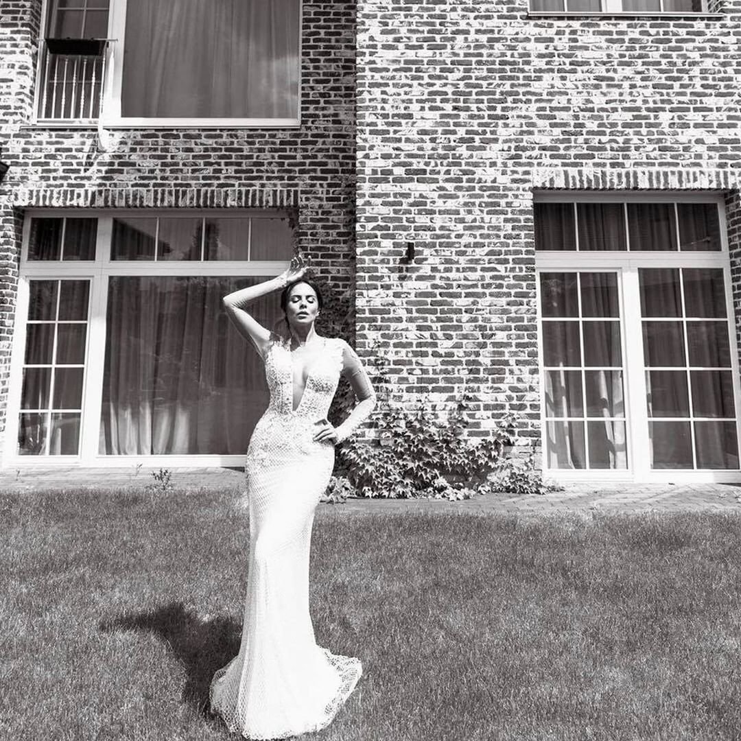 А вот и прекрасное свадебное платье Насти Каменских. Наряд отлично подчеркивает замечательную фигуру 32-летней невесты. А вот и прекрасное свадебное платье Насти Каменских. Наряд отлично подчеркивает замечательную фигуру 32-летней невесты.