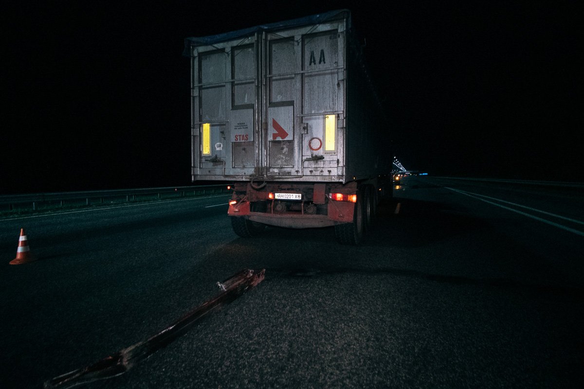 Микроавтобус не успел затормозить и врезался в фуру Renault Микроавтобус не успел затормозить и врезался в фуру Renault