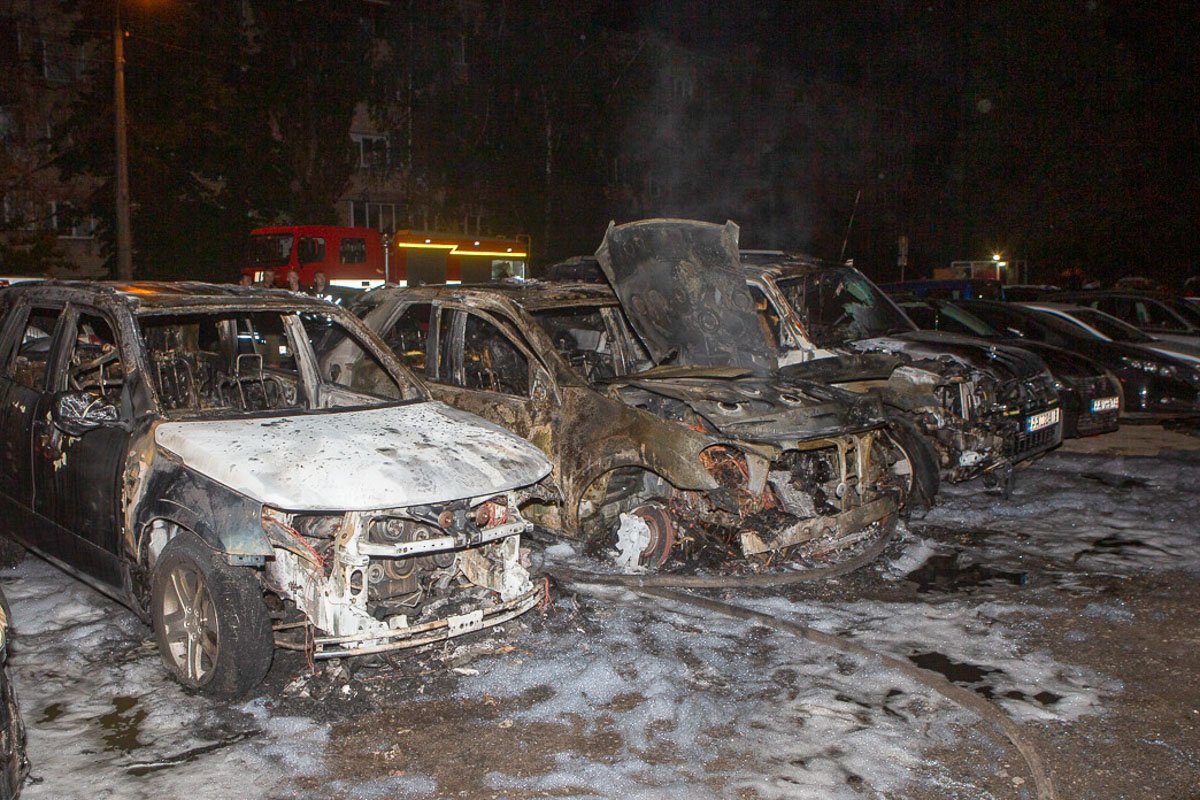 Дотла сгорели три автомобиля: Suzuki, Mercedes и Mitsubishi. Еще семь машины получили повреждения от огня