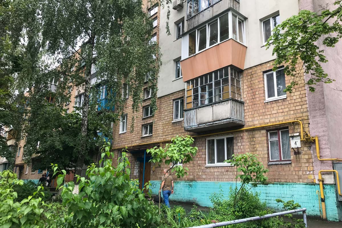 В пятницу, 24 мая, в Киеве по адресу улица Ромена Ролана, 4в обнаружили труп мужчины