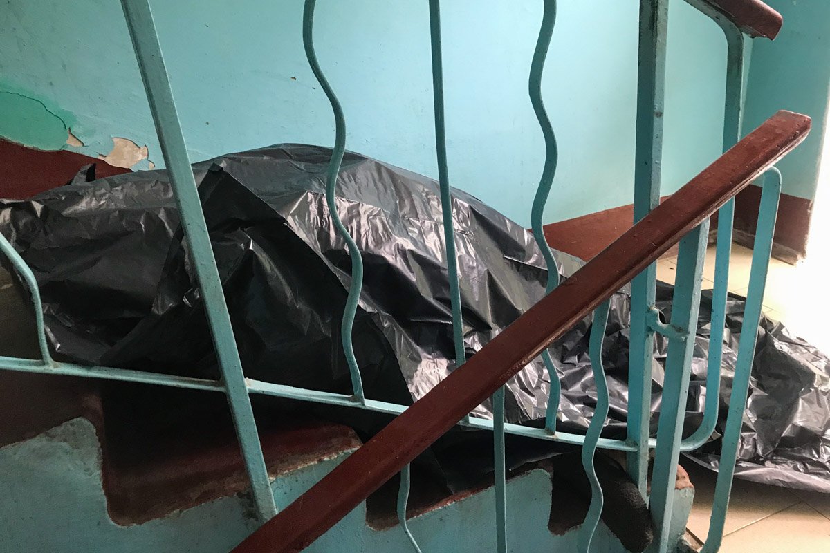 Тело находилось в одном из парадных между вторым и третьим этажами