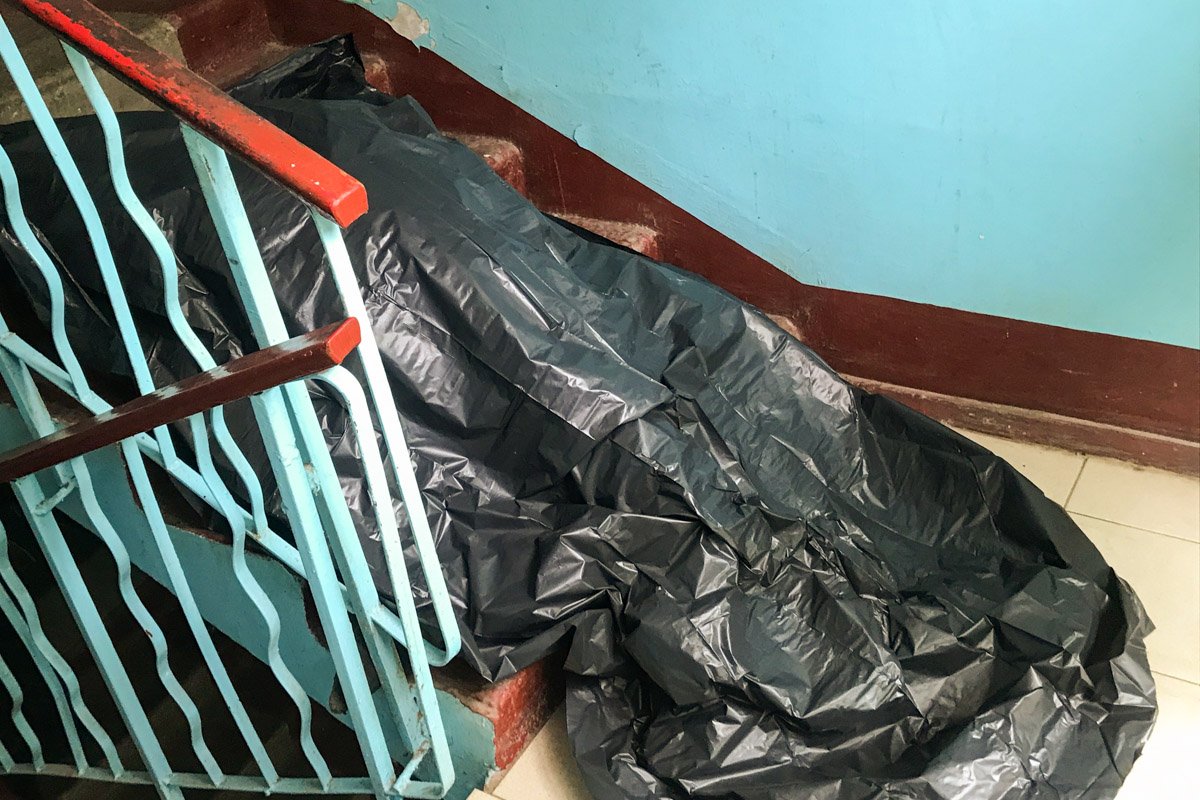 Тело умершего нашли соседи