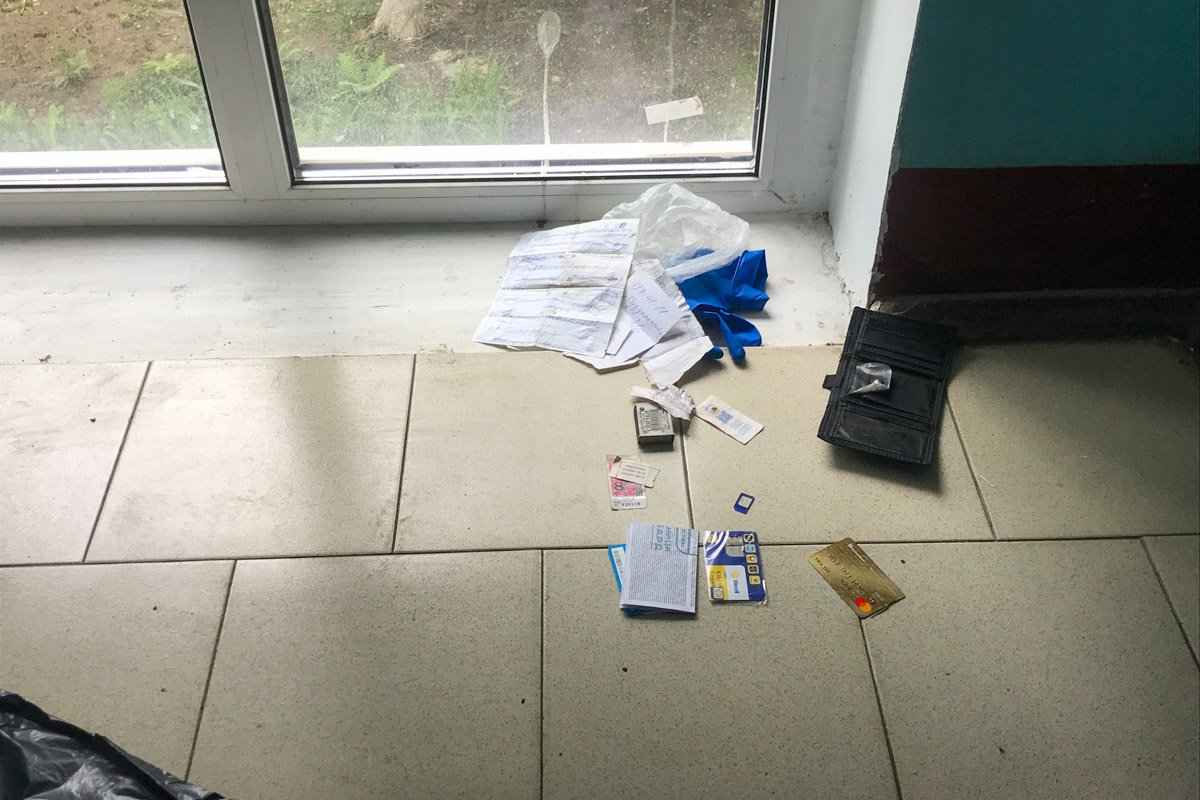 Правоохранители осмотрели мужчину, но следов насильственной смерти они не обнаружили