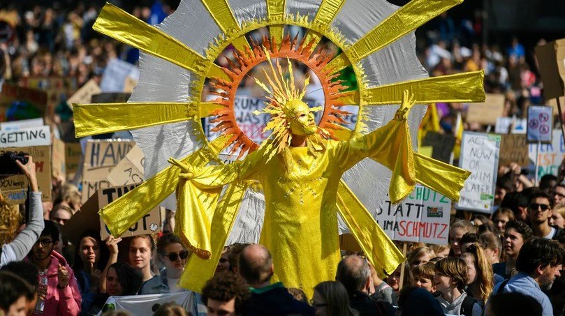 Немецкие школьники вышли на "климатический" митинг и призвали идти на евровыборы