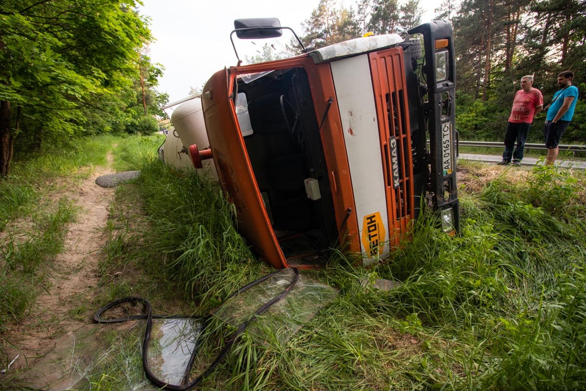 Под Киевом бетономешалка "Камаз" перевернулась