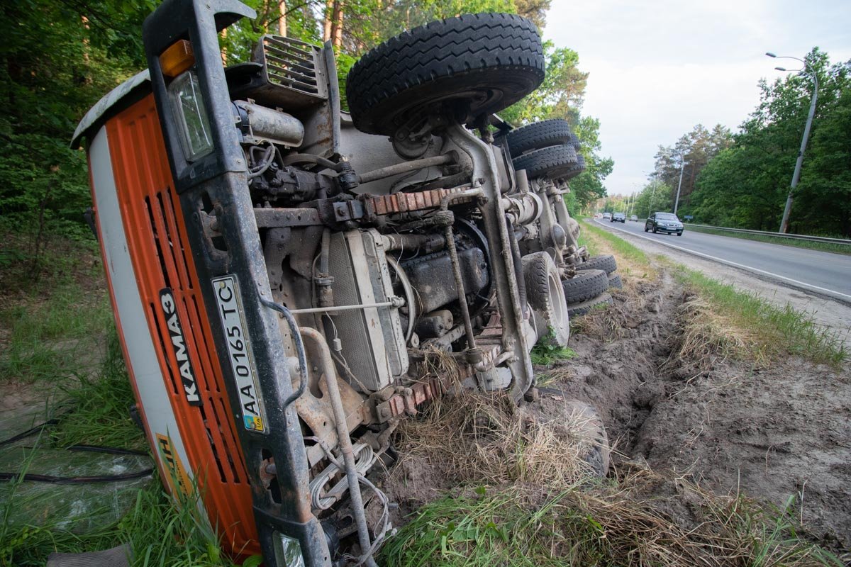 Автомобиль вылетел с проезжей части и загруз в земле