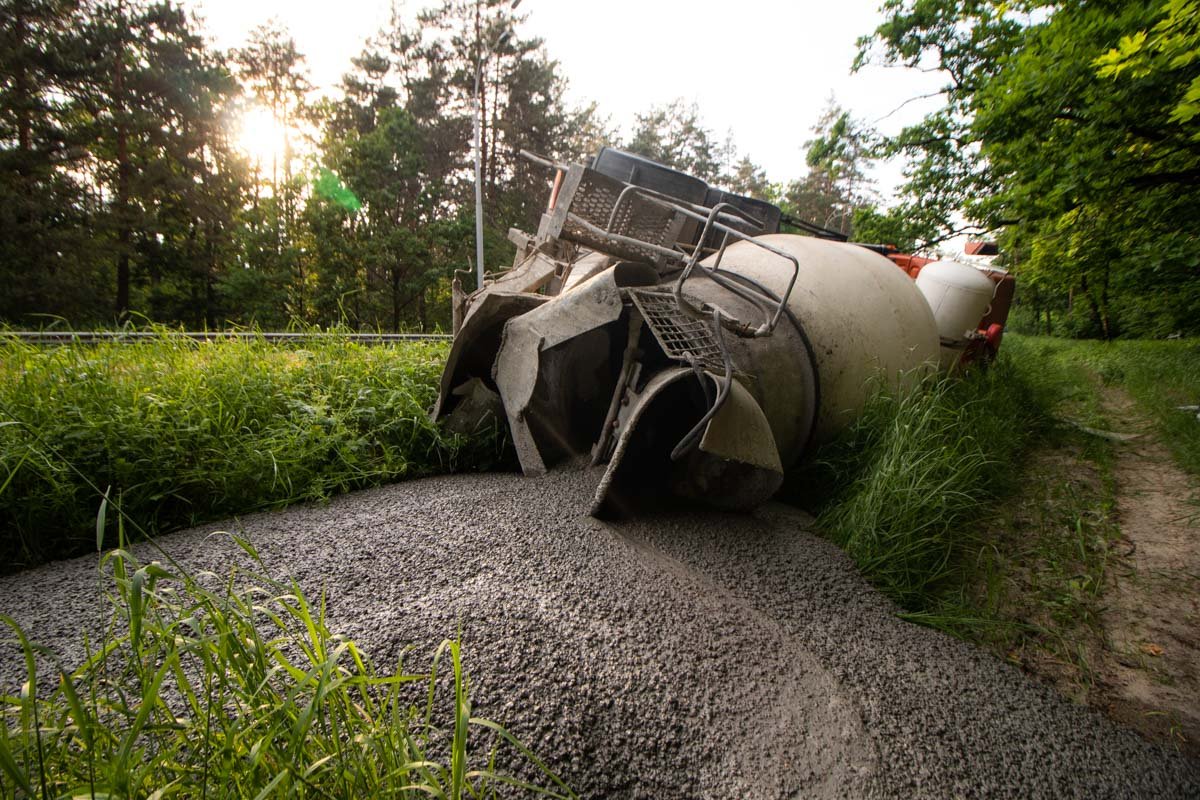 В момент аварии в бочке машины был бетон