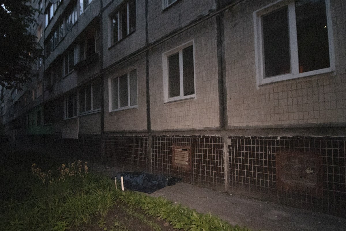 Местные жители заметили мужчину, который пытается выпрыгнуть из окна в пятницу, 24 мая, около 19:40