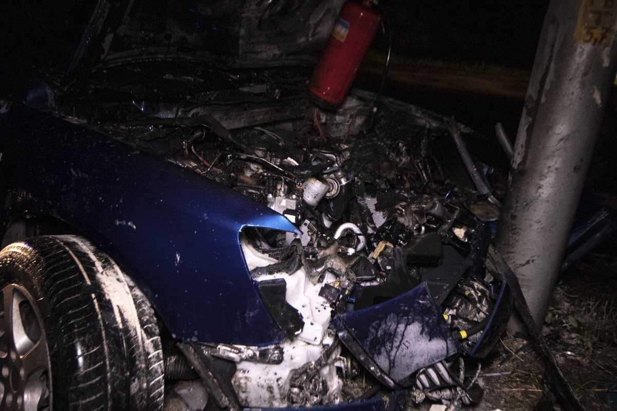 В Киеве на улице Черновола, недалеко от Жулянского моста произошла авария с участием автомобиля Volkswagen Passat