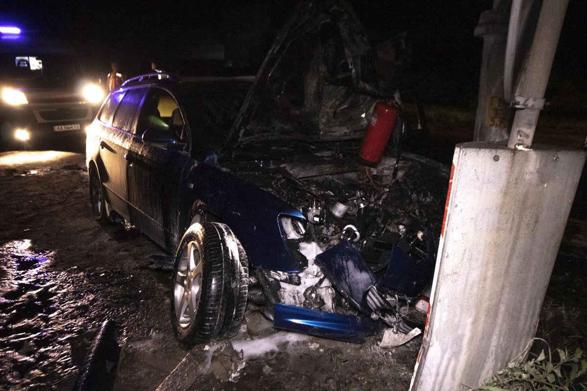 Водитель машины не справился с управлением и влетел в столб