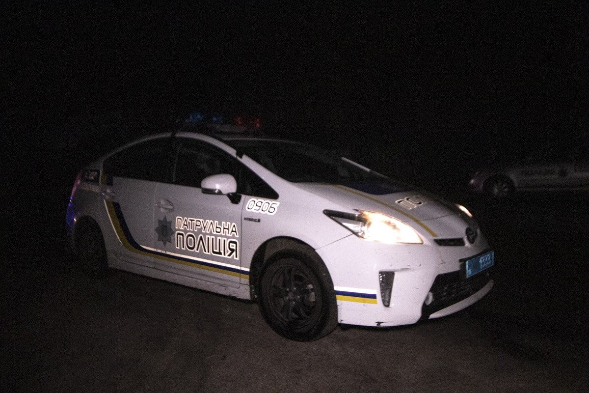 На месте работал экипаж патрульной полиции, "скорая", спасатели ГСЧС и следственно-оперативная группа