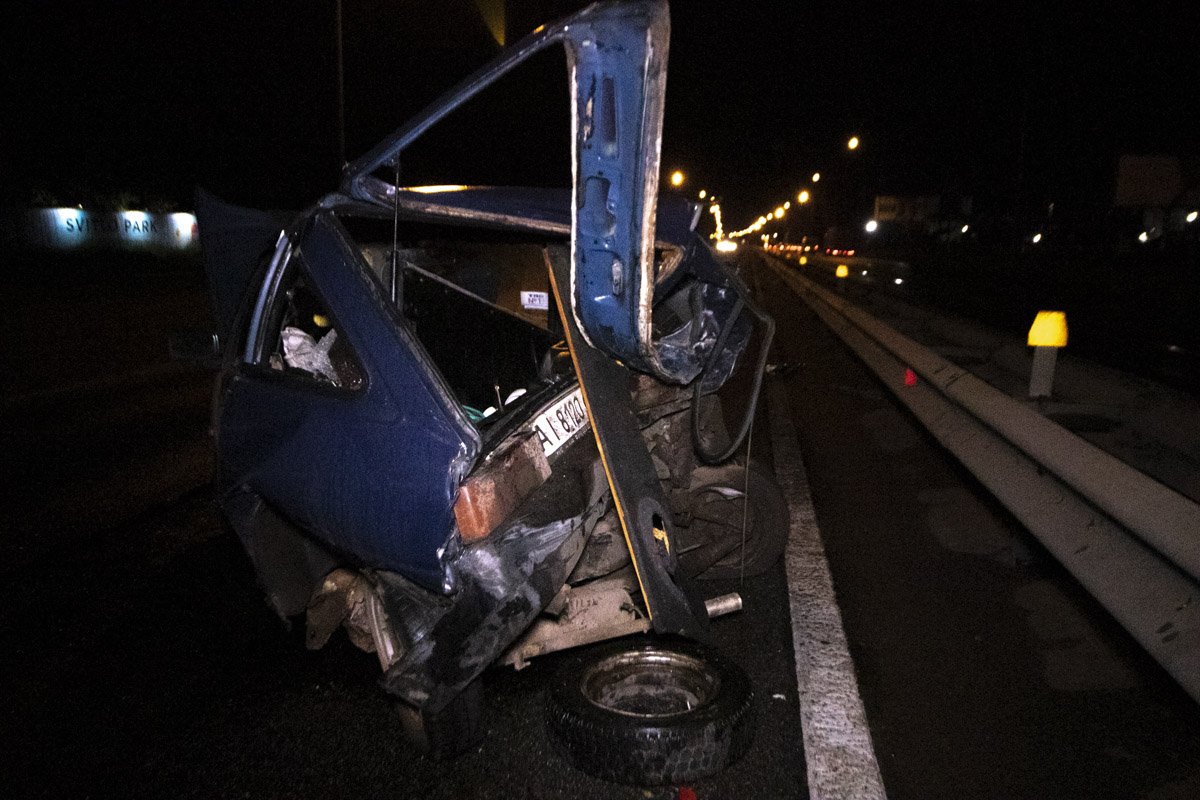 Водитель иномарки "догнал" отечественный автомобиль, после чего тот влетел в отбойник Водитель иномарки "догнал" отечественный автомобиль, после чего тот влетел в отбойник