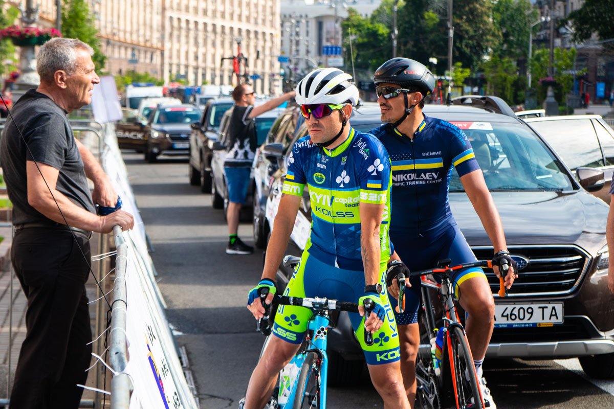 Колону спортсменов сопровождают десятки автомобилей и мотоциклы 