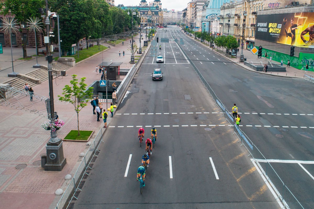 Велосипедистов сопровождают автомобили и мотоциклы 
