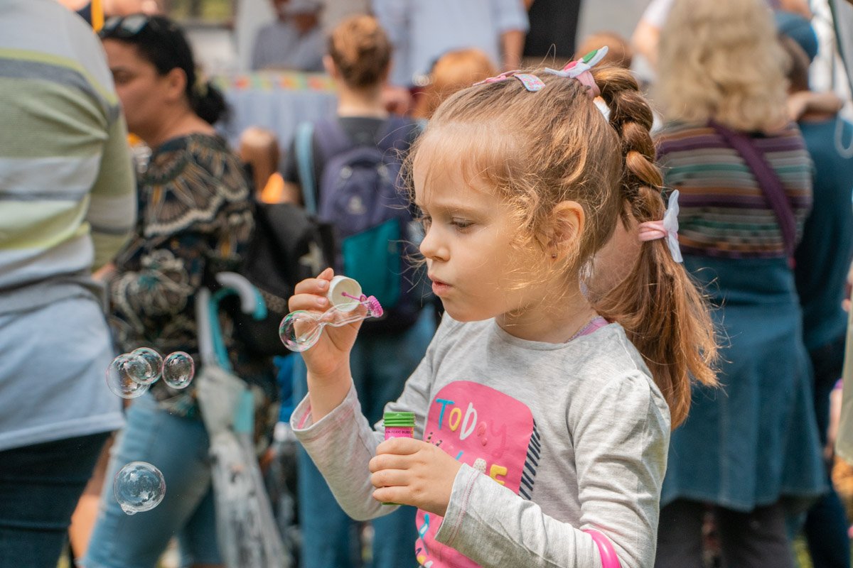 Люди пришли попробовать огромные торт с 20 разными вкусами
