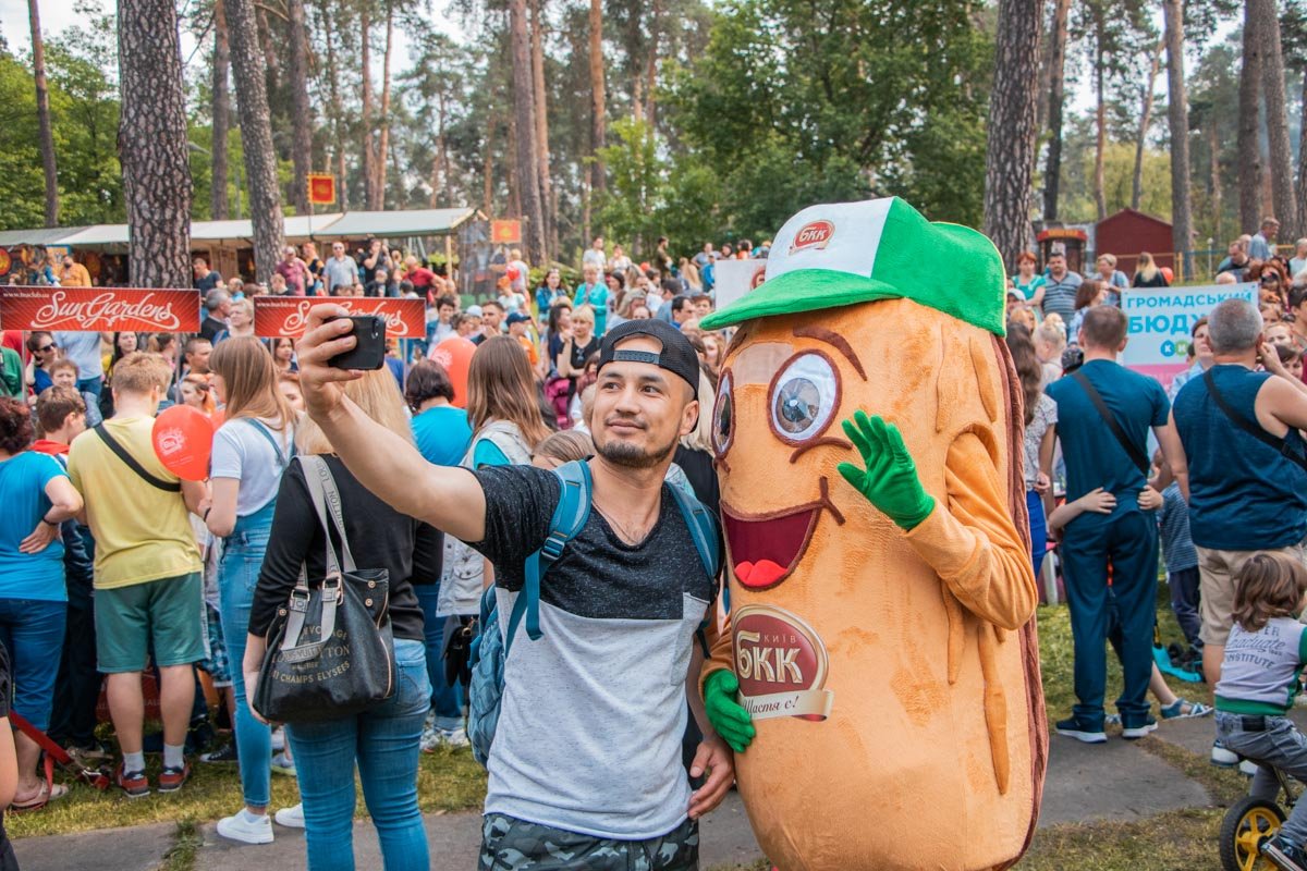 В парке было полно развлечений для детей и взрослых 
