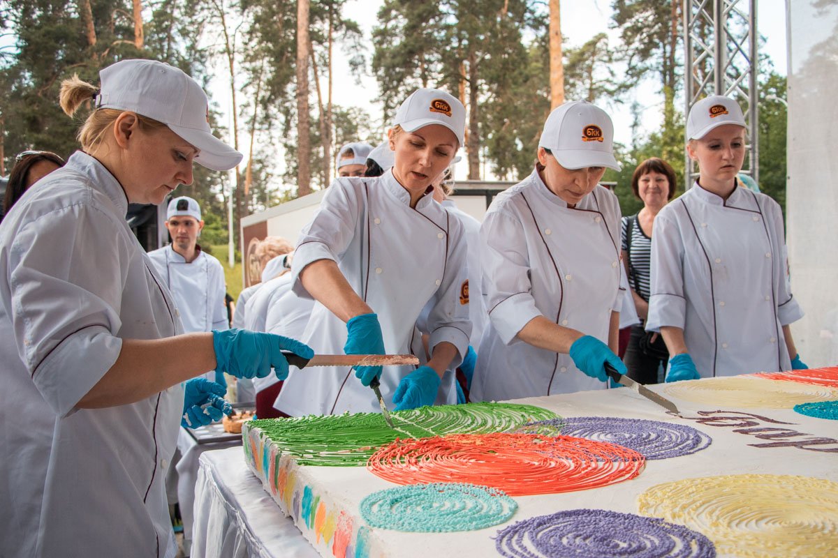 Огромный торт рассчитан на лакомство для 5 тысяч человек