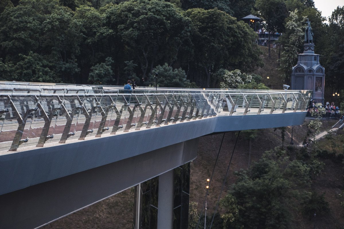 Еще немного и на мост хлынут толпы людей Еще немного и на мост хлынут толпы людей