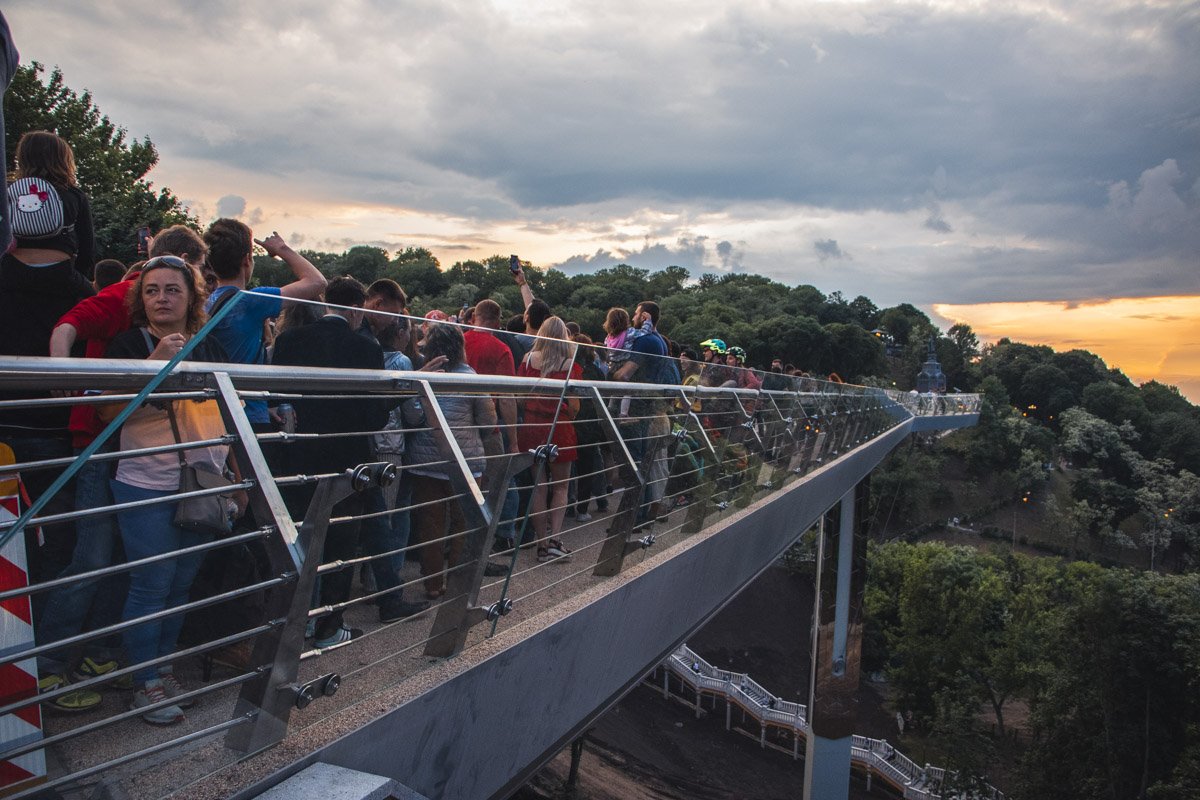 Первые посетители нового моста Первые посетители нового моста