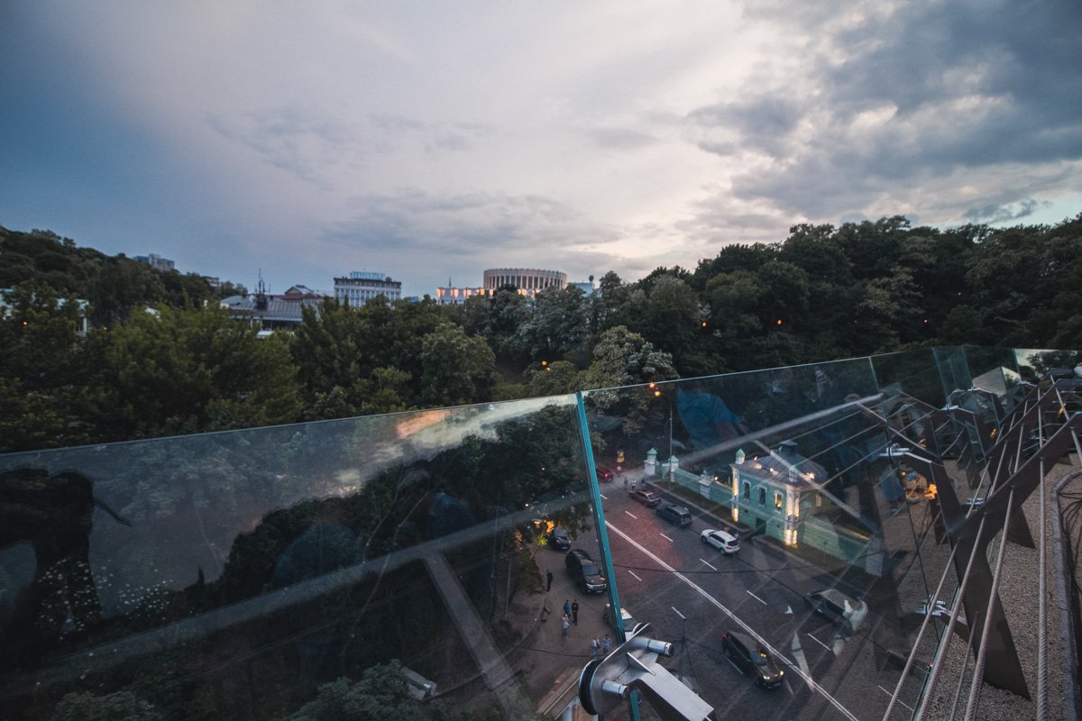 С моста открывается просто потрясающий вид на Киев С моста открывается просто потрясающий вид на Киев