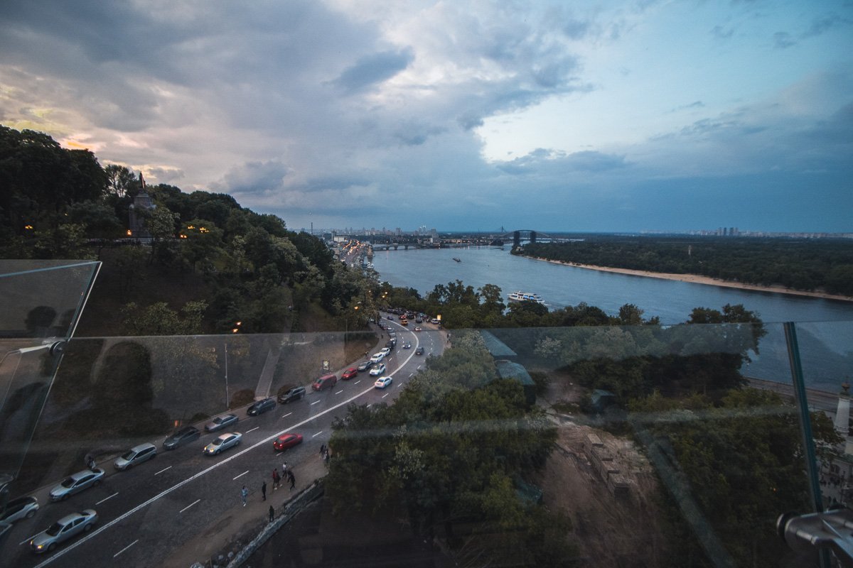 Величественный Днепр отлично видно с пешеходно-велосипедного моста Величественный Днепр отлично видно с пешеходно-велосипедного моста