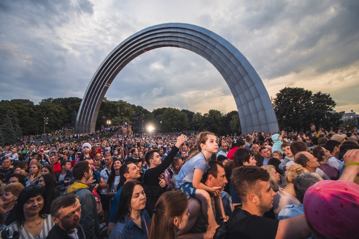 Просто гигантское количество людей возле арки Дружбы народов Просто гигантское количество людей возле арки Дружбы народов