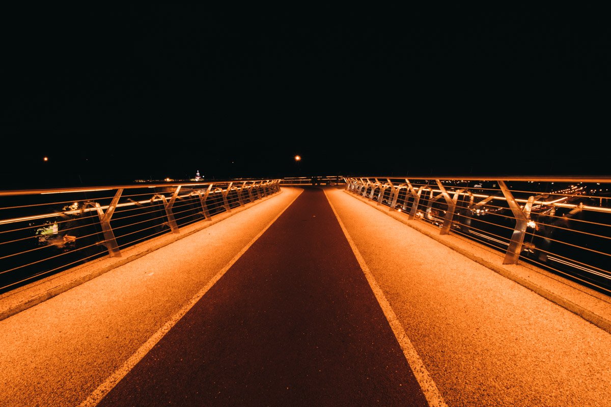 Даже поздней ночью на мосту можно было встретить прохожих Даже поздней ночью на мосту можно было встретить прохожих