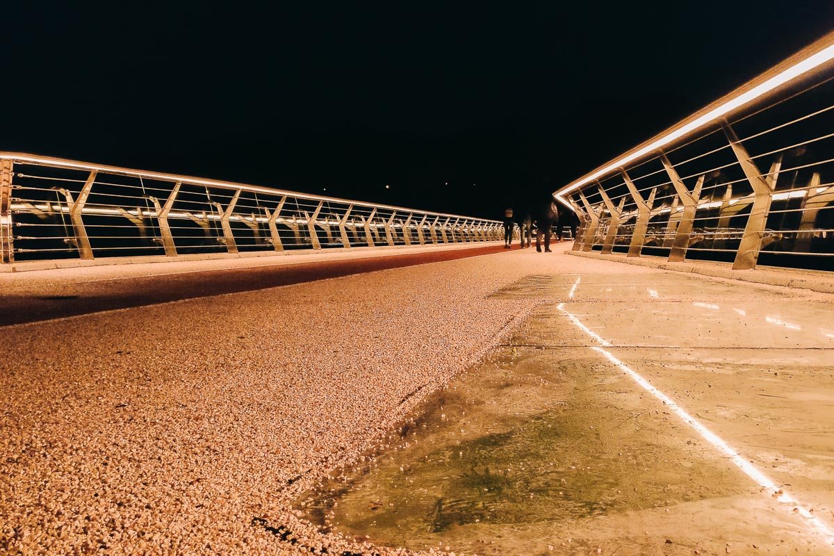 Яркая иллюминация нового моста заставляет тебя забыть о ночи Яркая иллюминация нового моста заставляет тебя забыть о ночи