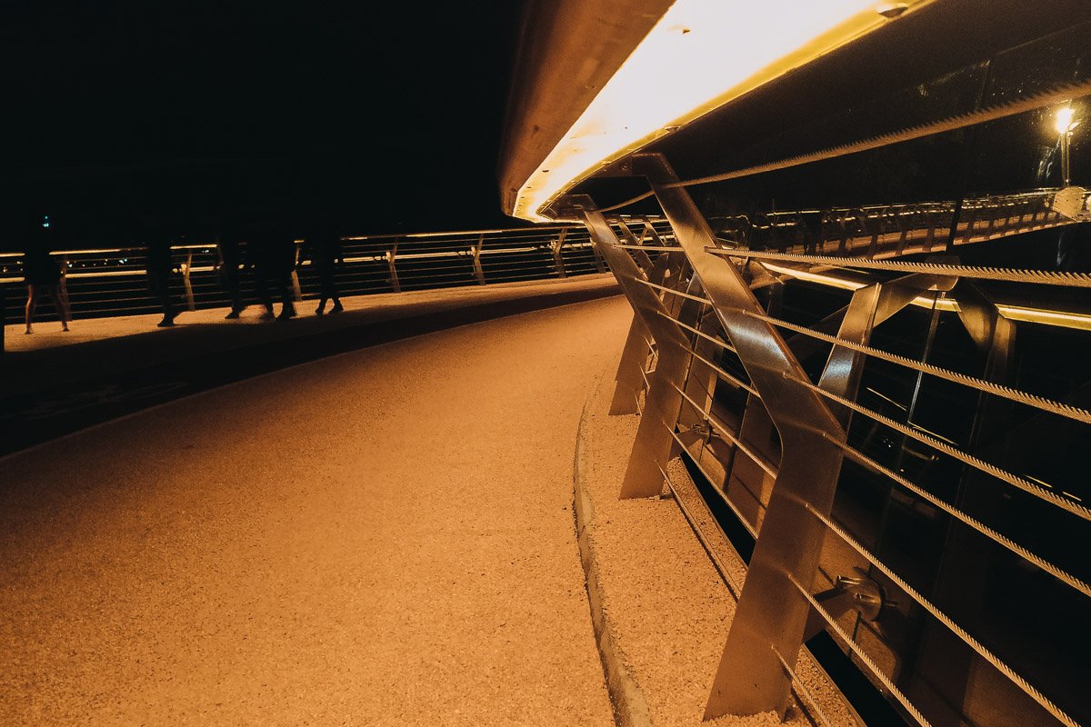 Но мосту светло, несмотря на смыкающуюся вокруг него тьму Но мосту светло, несмотря на смыкающуюся вокруг него тьму