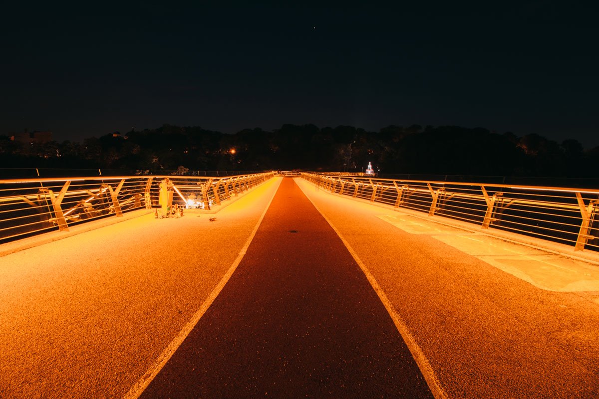 Тот редкий момент, когда на мост совершенно безлюден Тот редкий момент, когда на мост совершенно безлюден