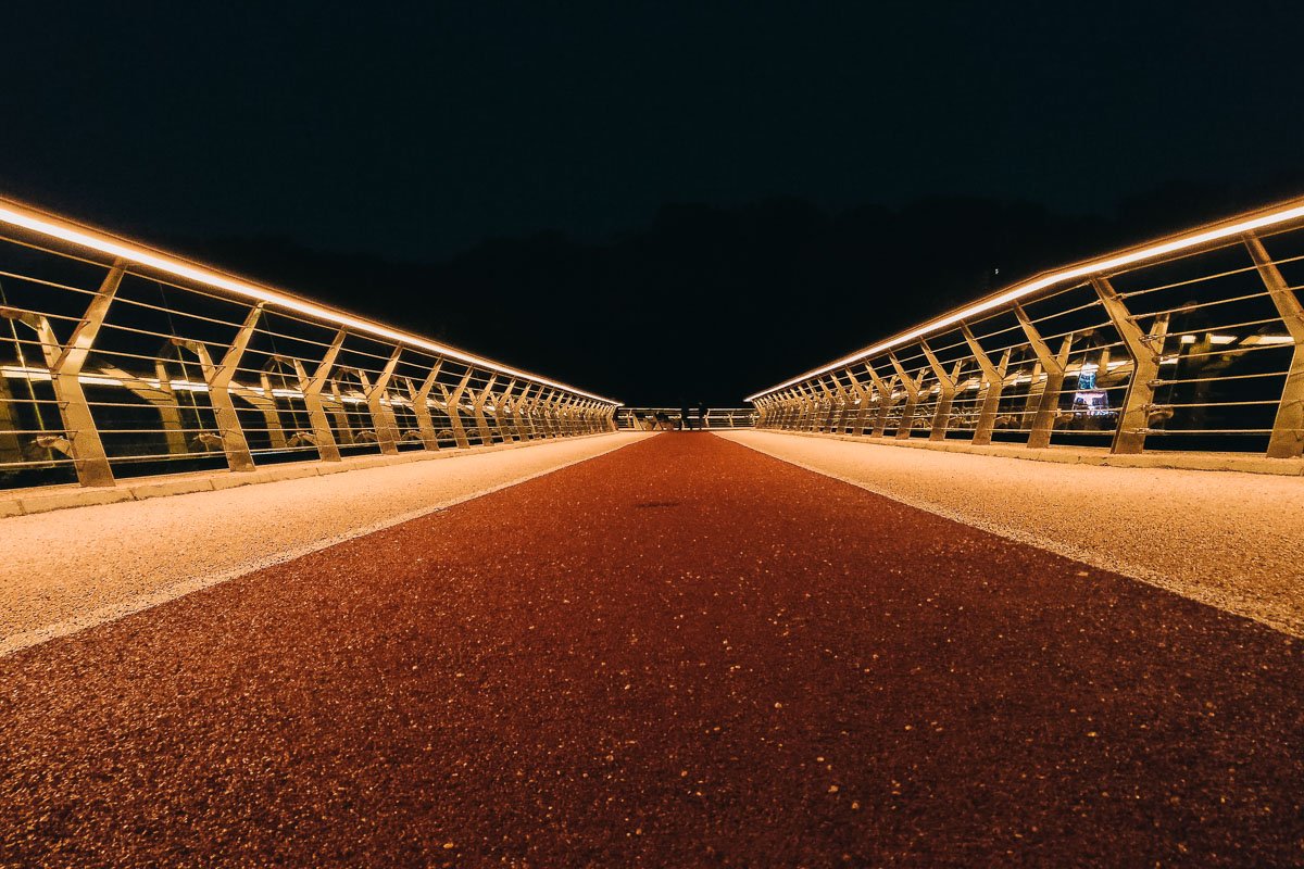 Яркий свет озаряет дорожки моста Яркий свет озаряет дорожки моста