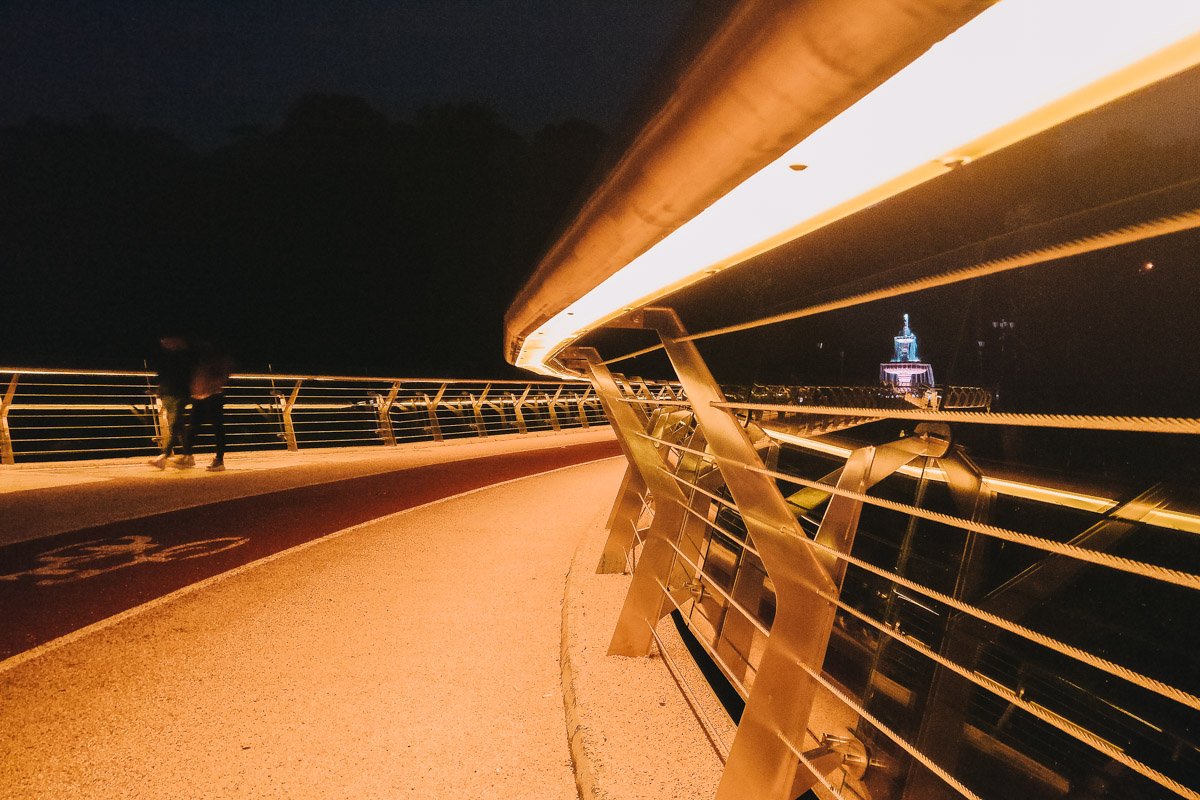 Лампы освещения встроены в перила моста Лампы освещения встроены в перила моста