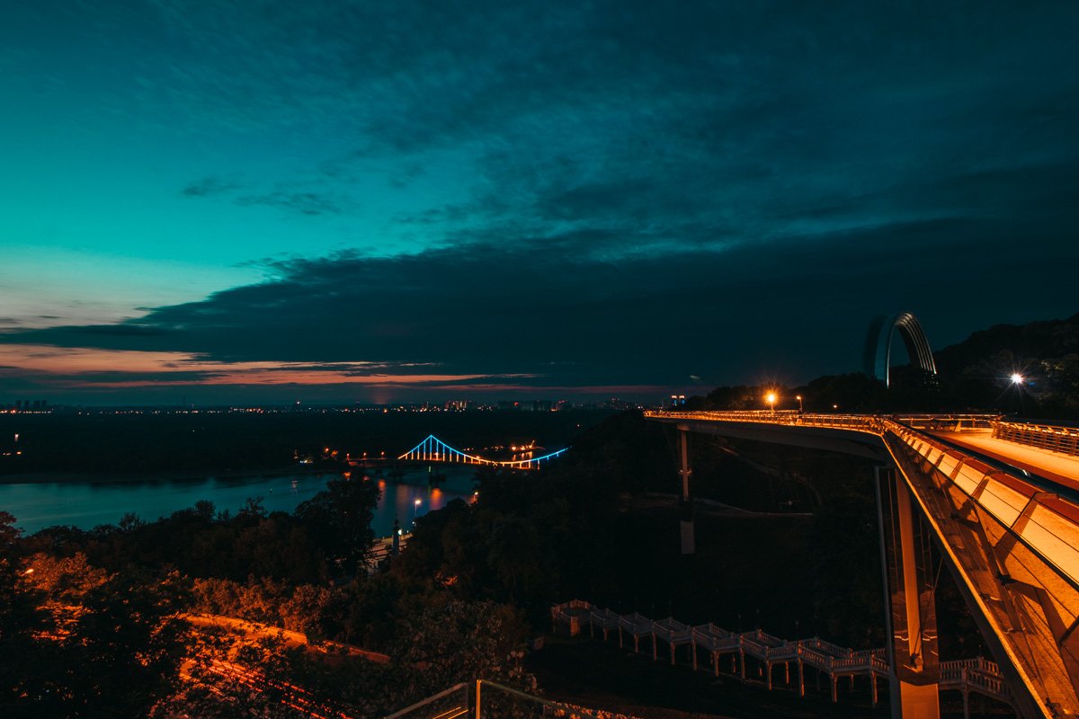 Где-то вдалеке на Киев надвигается день Где-то вдалеке на Киев надвигается день