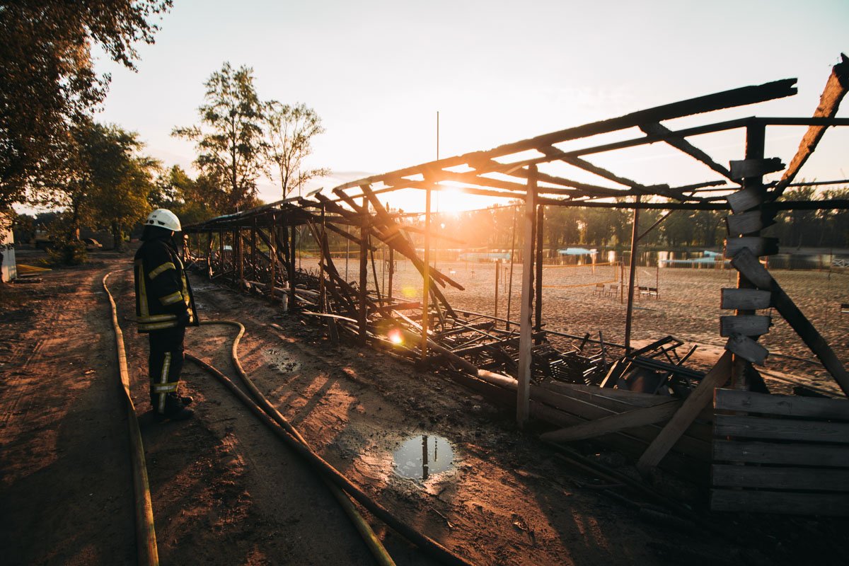 В парке Муромец загорелись трибуны и подсобные помещения волейбольного поля